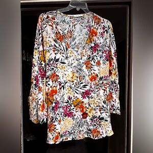 Sz: Small (runs really large)
Lovely J
Multi Floral Dolman Sleeve Top
Rayon